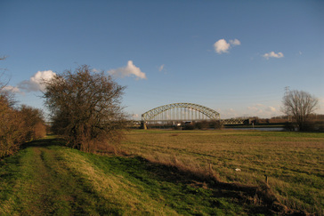 De spoorbrug over de Rijn